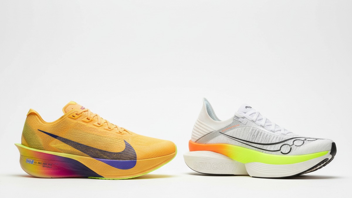 حذاء سباق أنيق ذو لوح كربوني على سطح داكن مع إضاءة درامية