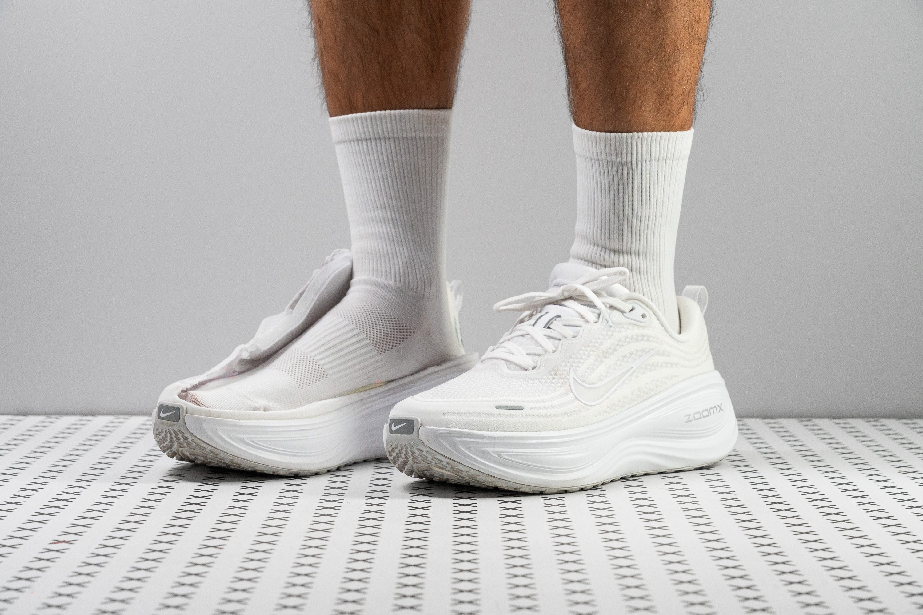 حذاء الجري Nike Vomero Plus من الجانب يظهر النعل الأوسط السميك ZoomX