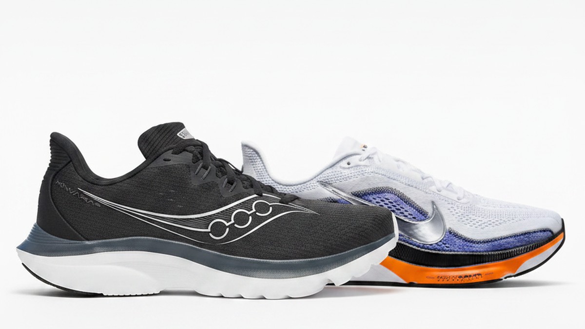 أربعة أزواج مختلفة من أحذية الجري مرتبة على رف خشبي